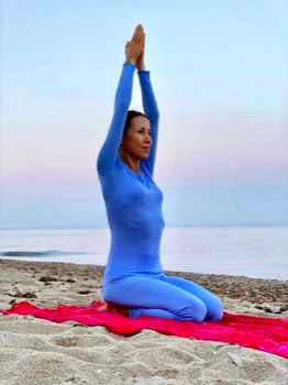  Elena - Yoga Teacher - outdoor 
